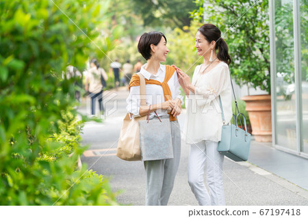 Mother and daughter shopping Mother and daughter shopping 67197418