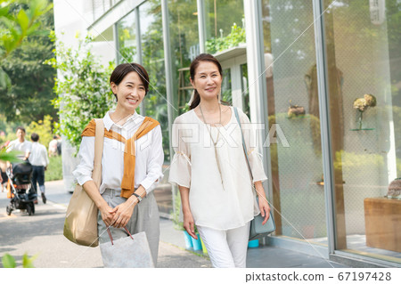 Mother and daughter shopping 67197428