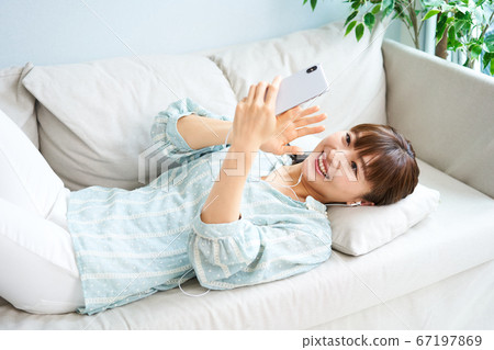 一個在沙發上睡覺的女人 67197869