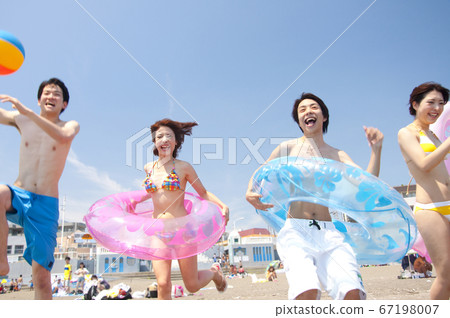 Men and women playing in the sea 67198007