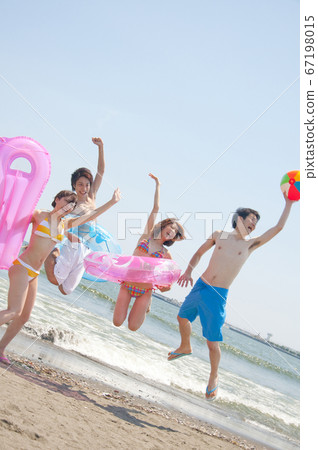 Men and women playing in the sea 67198015