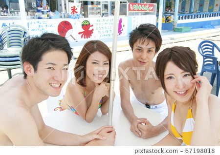 Men and women relaxing at the beach house 67198018