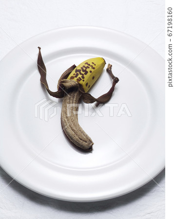 Bananas that change over time on a plate 67198160