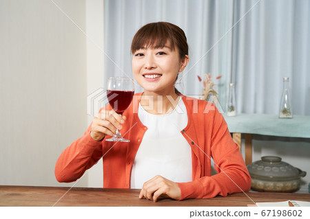 在線飲酒會變焦飲酒會LINE飲酒會變焦飲酒會看著相機看著攝像頭 在線飲酒會變焦飲酒會LINE飲酒會變焦飲酒會看著相機看著攝像頭 67198602