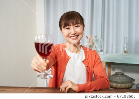 在線飲酒會變焦飲酒會LINE飲酒會變焦飲酒會看著相機看著攝像頭 在線飲酒會變焦飲酒會LINE飲酒會變焦飲酒會看著相機看著攝像頭 67198603
