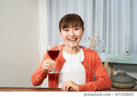 在線飲酒會變焦飲酒會LINE飲酒會變焦飲酒會看著相機看著攝像頭 在線飲酒會變焦飲酒會LINE飲酒會變焦飲酒會看著相機看著攝像頭 67198605