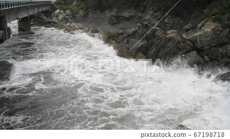 海浪襲擊了Shishigahana橋和海岸 67198718