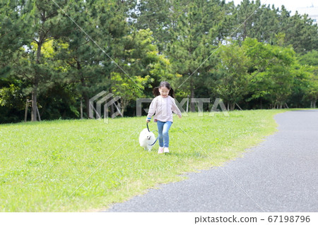 公園裡的女孩和她的狗博美犬同行 公園裡的女孩和她的狗博美犬同行 67198796