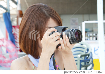 Women taking photographs 67199362
