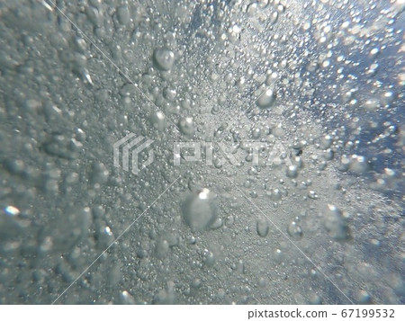 帶有劇烈的氣泡 67199532