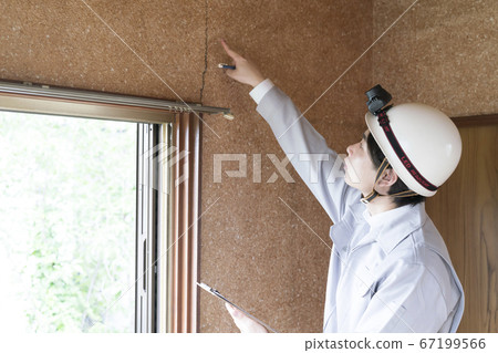 商人調查破舊的房子，房屋裝修，拆除之前，開裂的牆 67199566