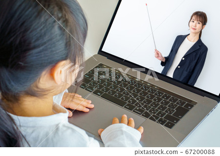 上網上課的女孩。 67200088