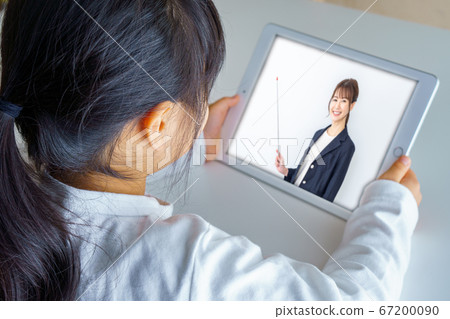 上網上課的女孩。 67200090