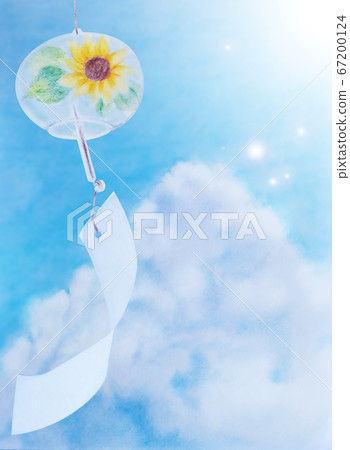 在藍色的天空和雲彩的背景下搖曳著涼爽的向日葵圖案的風鈴 67200124