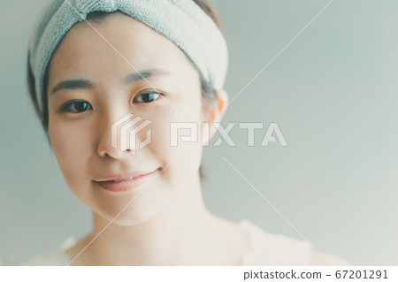 Women in their thirties who wear hair bands and wash their faces Women in their thirties who wear hair bands and wash their faces 67201291