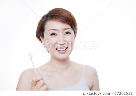 woman brushing teeth 67201531