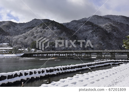 佐賀嵐山渡月橋的雪景 67201809