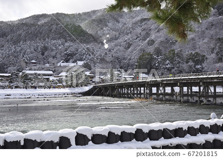 佐賀嵐山渡月橋的雪景 67201815