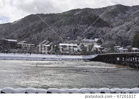 佐賀嵐山渡月橋的雪景 67201817