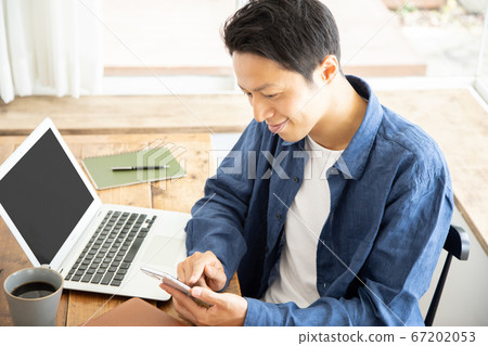一個年輕人進行PC Telework工作方式改革 67202053