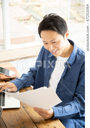 一個年輕人進行PC Telework工作方式改革 67202064