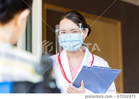 年輕女子麵試面罩 67202973