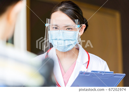 年輕女子麵試面罩 67202974