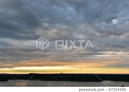 地平線附近的陰暗黎明顏色變化 67204580