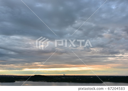 地平線附近的陰暗黎明顏色變化 67204583