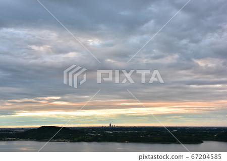 地平線附近的陰暗黎明顏色變化 67204585