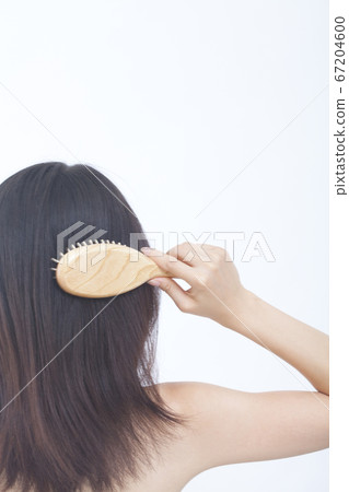 女人用刷子梳頭 女人用刷子梳頭 67204600