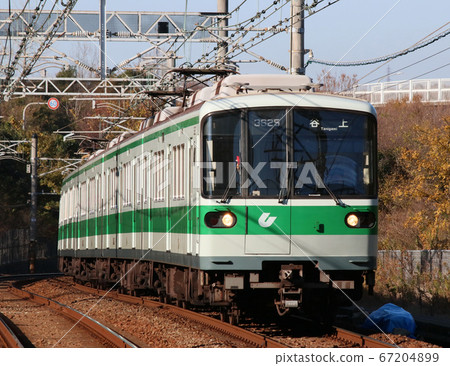 Kobe subway train series 3000 approaches Gakuenshi station. Kobe subway train series 3000 approaches Gakuenshi station. 67204899