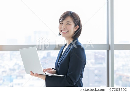看著一台個人計算機的女商人 看著一台個人計算機的女商人 67205502