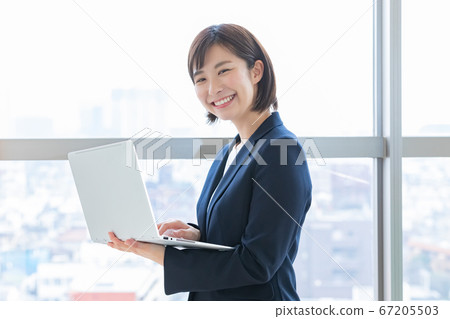 看著一台個人計算機的女商人 看著一台個人計算機的女商人 67205503