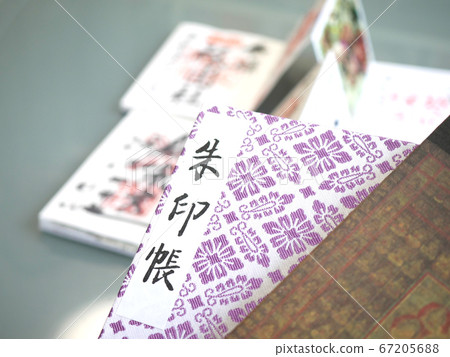 通過查看郵票集郵簿上的郵票回想一下您的旅行 67205688