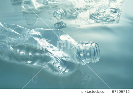 漂浮在水上的塑料瓶 67206715