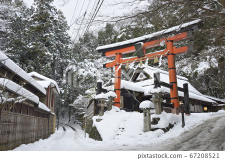 Atago Shrine: Snow scene of Ichino Torii and Hiranoya 67208521