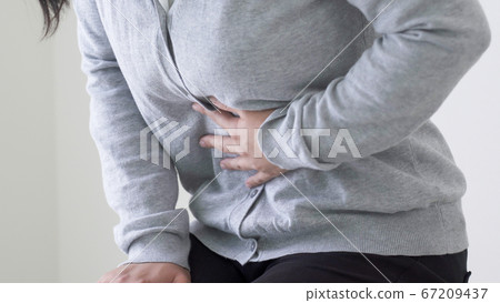 胃痛的女人 胃痛的女人 67209437