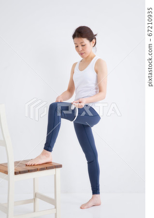 女人穿著運動服 女人穿著運動服 67210935