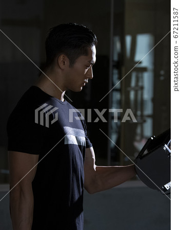 在健身房訓練的人 67211587