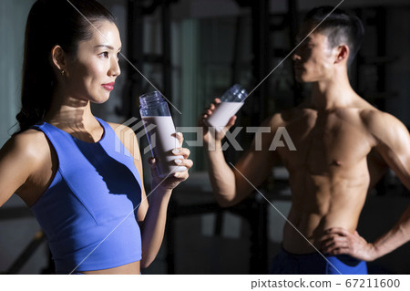 Men and women resting at the gym 67211600