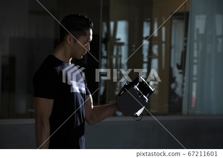 在健身房訓練的人 在健身房訓練的人 67211601