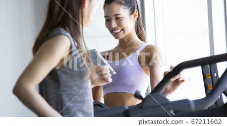 在健身房里工作的女教練 在健身房里工作的女教練 67211602