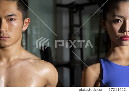 Portrait of men and women in the gym 67211622