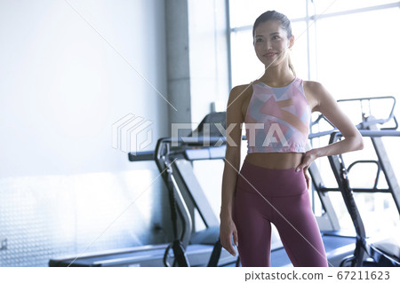 一個穿著運動服的女人的肖像 67211623