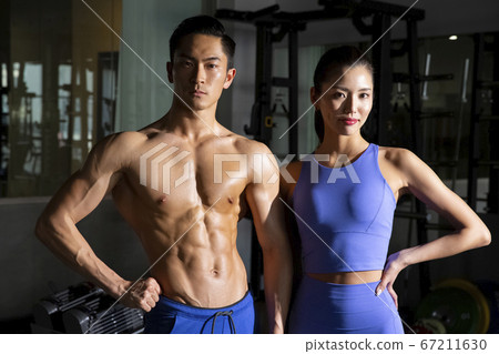 男人和女人在健身房裡的肖像 67211630