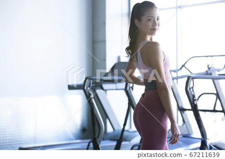 一個穿著運動服的女人的肖像 67211639