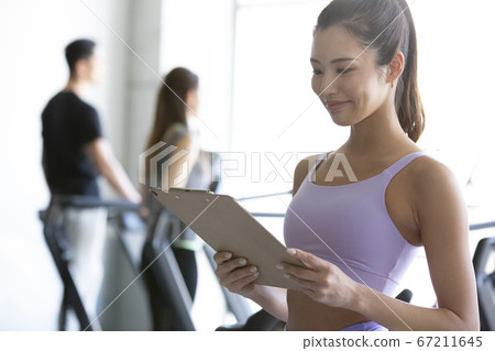在健身房里工作的女教練 67211645