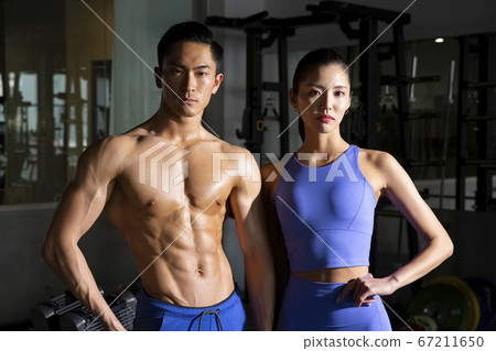 男人和女人在健身房裡的肖像 67211650