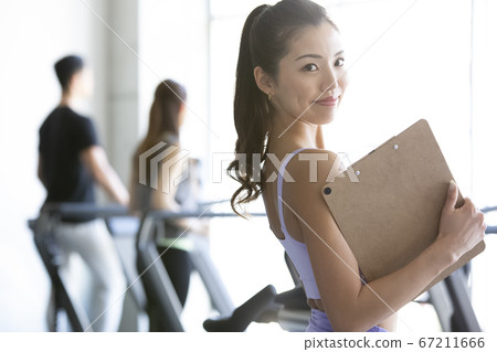 在健身房里工作的女教練 67211666